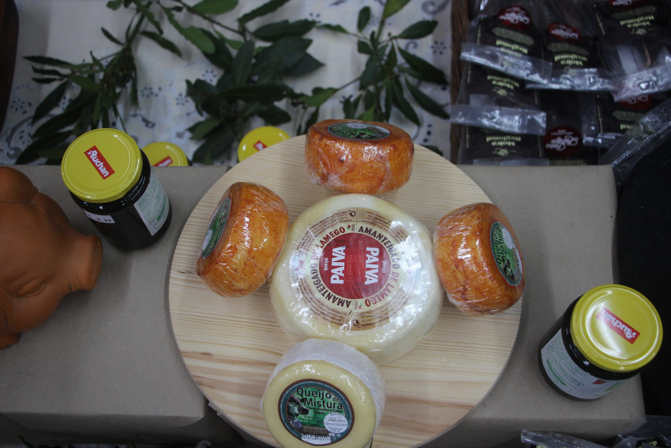 A nossa charcutaria, distingue-se pela variedade de produtos que oferece aos nossos clientes. Desde os queijos aos enchidos, tudo tem a máxima qualidade e e os preços sempre baixos.