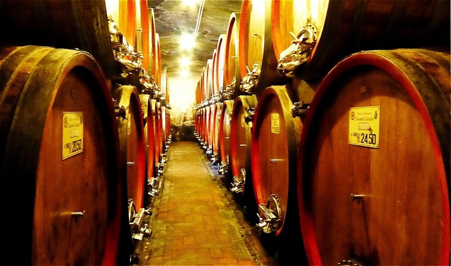 Gang durch den Weinkeller in der ehemaligen Krypta der Benediktinermönche