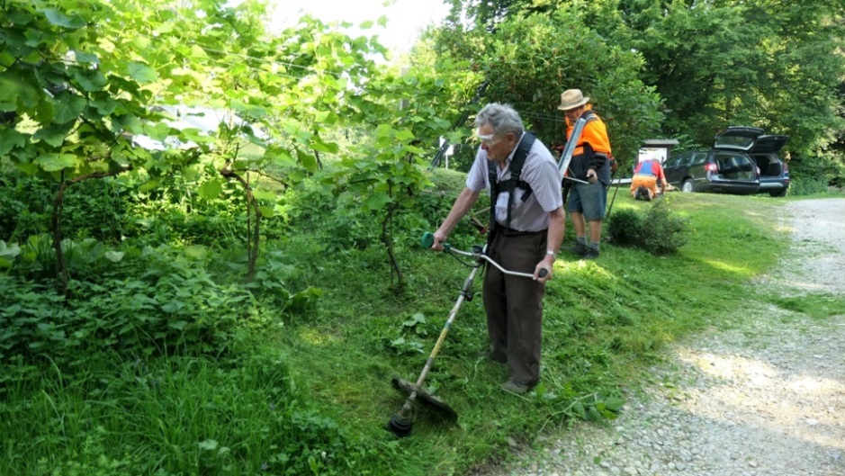 Mähen  den Hang entlang