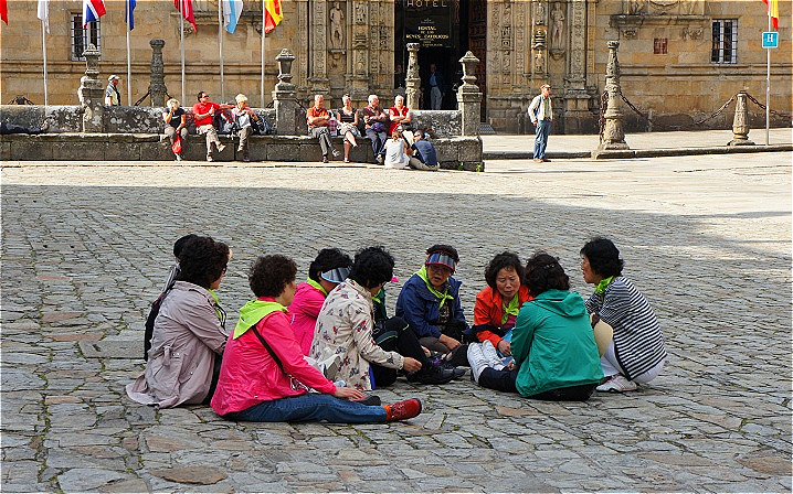 Chinesinnen auf der Praza do Obradoiro beim Teekränzchen