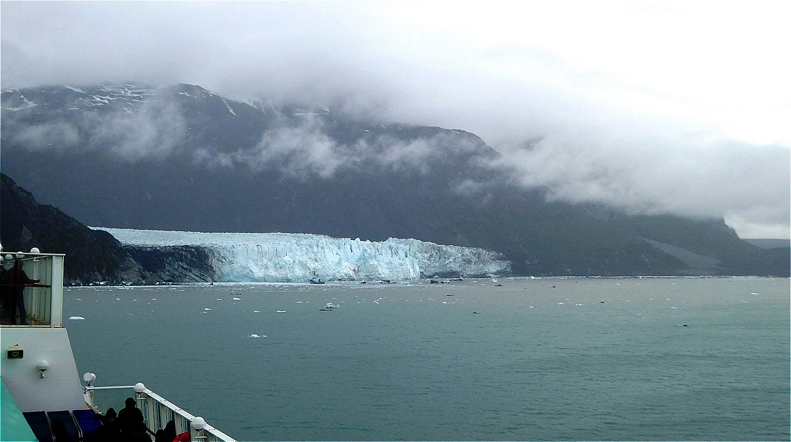 Unser Schiff manöveriert im engen Fjord !