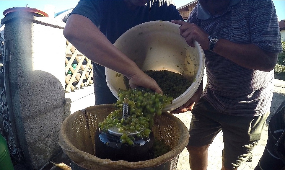 Die hydraulische Presse wird neu gefüllt