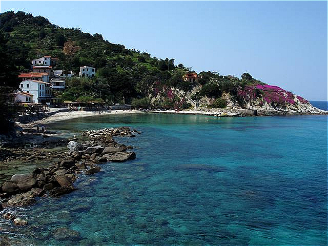 Sant Andrea liegt an einer Bucht mit glasklarem Wasser