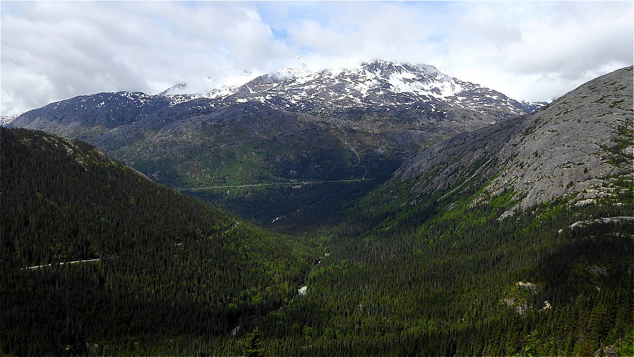 Blick von der Bahnstrecke hinüber auf den Klondike Highway