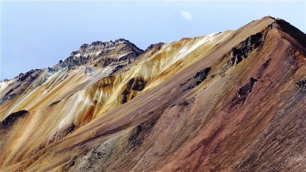 Liparitberge leuchten im Sonnenlicht