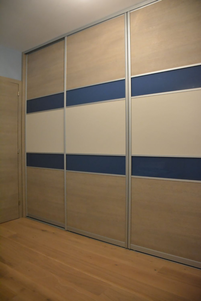 Drsna vrata vgradne omare deljea s steklom