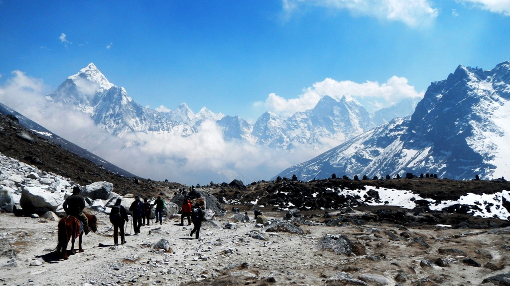 Thokla Pass
Auf dem Weg zum Everest-Basislager (Mount Everest Trek), am Thokla-Pass zwischen Dingboche und Lobuche, wurde eine Gedenkstätte für die Opfer des Everest angelegt