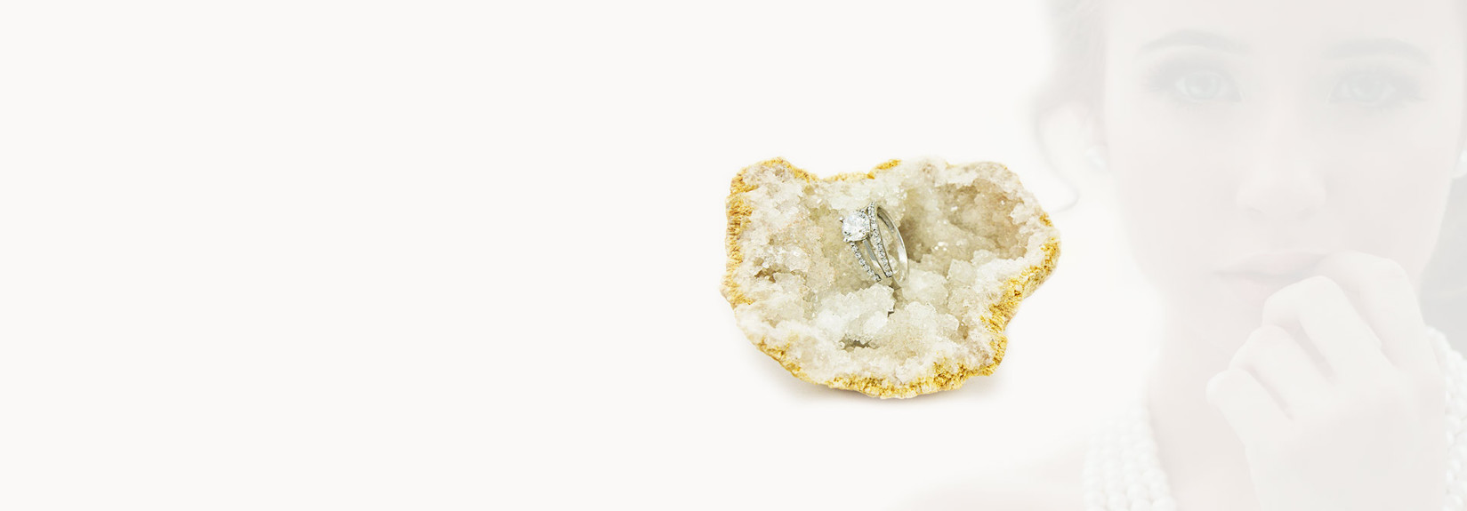 <div class="inerText">
<h4>Zlatarstvo Pustovrh</h4>
<h2>Zlati prstani</h2>
<h3>Moderni dizajni, ki vas prevzamejo.</h3>
<a href="zlati-nakit.html">Preberi več</a>
</div>