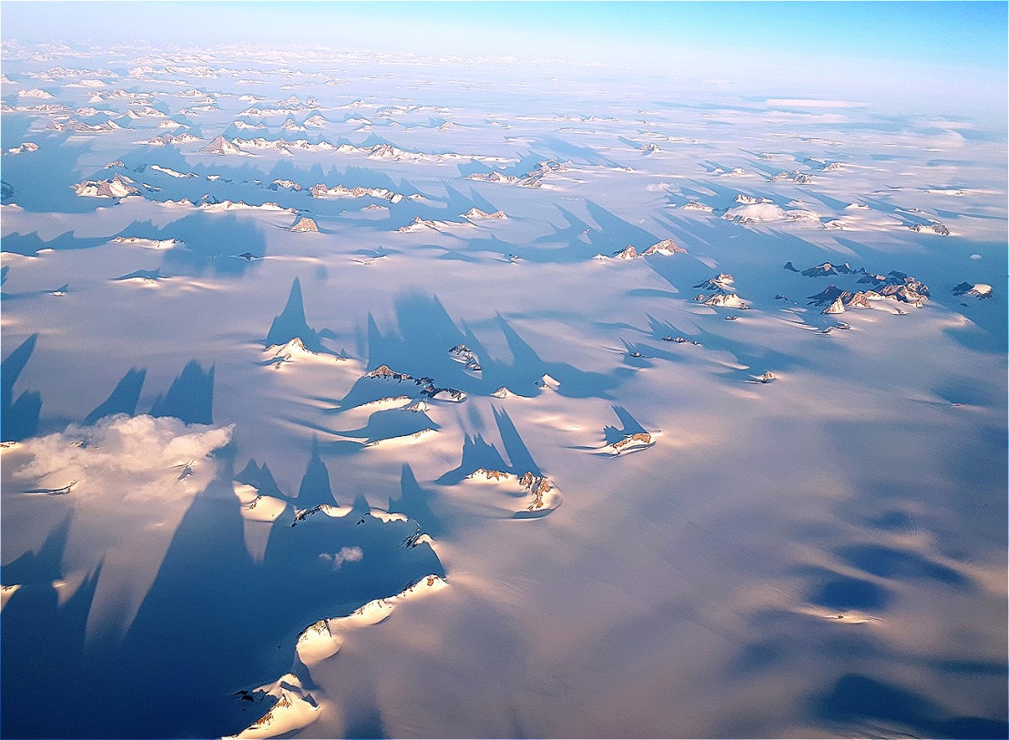 Die Berggipfel werfen bizarre Schatten !