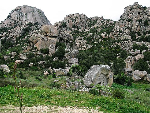 Das Dach der Gallura - Monte Limbara. Im Vordergrund eine in den ausgehölten Granit eingelassene Hirtenunterkunft