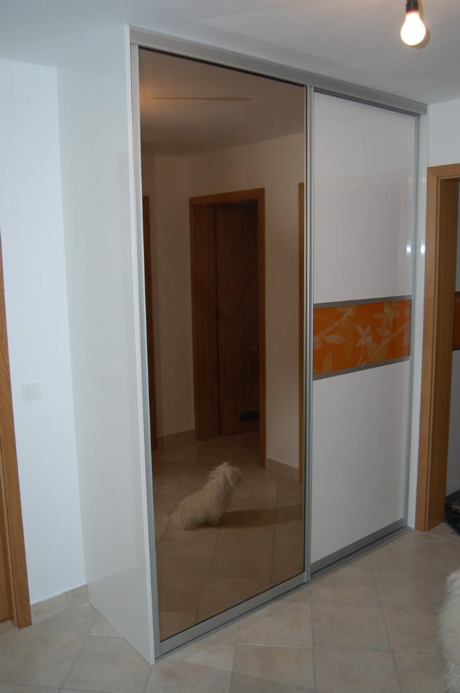 Vgradna omara visok sijaj, ogledalo in steklo