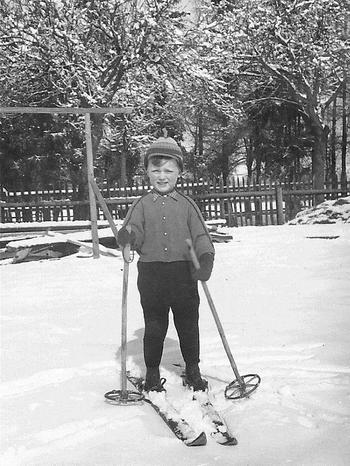 Schilauf im Garten - 1953