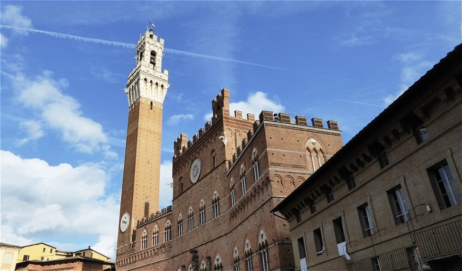 Torre del Mangia - 102 Meter hoch
Der Turm des Palastes wurde zwischen 1325 und 1344 errichtet