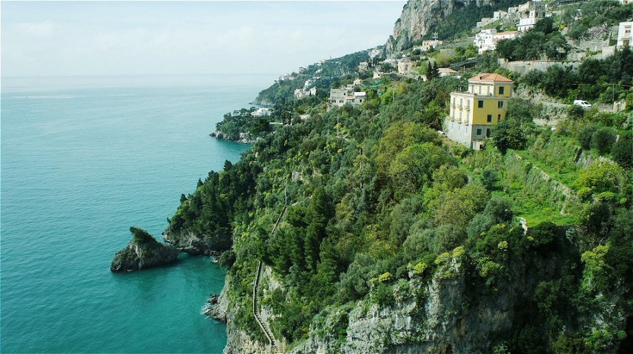 Badestrände sind Mangelware
Steile Stiegen führen hinunter zum Wasser