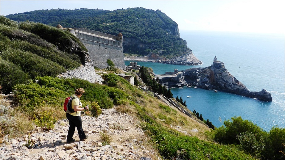 Abstieg nach Portovenere - vorbei an der Festung hinunter zur Kirche San Pietro