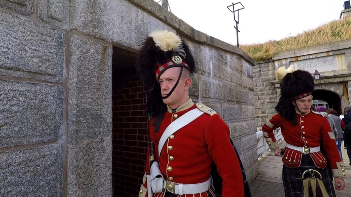 Wachsoldat mit versteinerter Miene