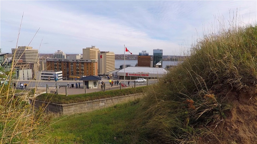 Blick durch das Loch im Erdwall