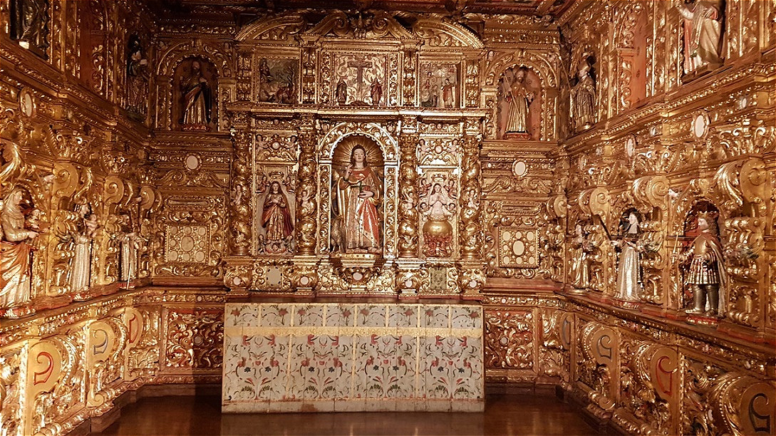 Prunkvoller Altar im Museum