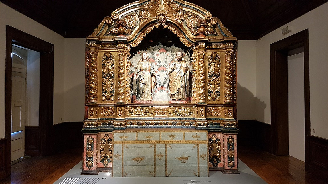 Kunstvoll gestalteter Altar
