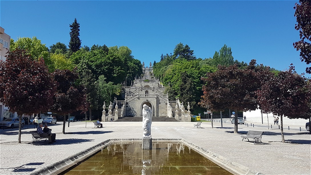 In der Stadt - Am Fuße der Pilgertreppe