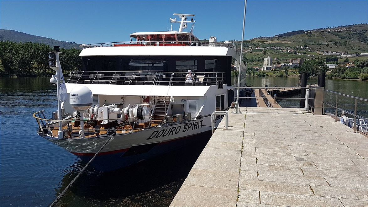Unser Schiff wartet am Pier von Regua