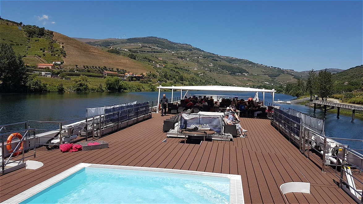 Wir genießen die warme Sonne auf dem Deck