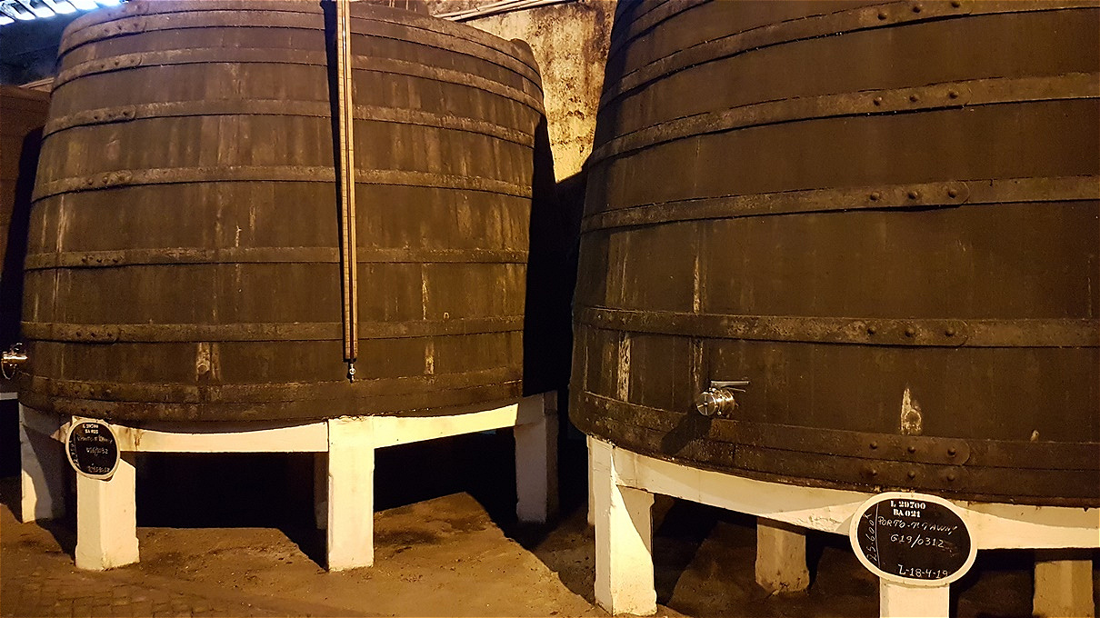 Riesenfässer im Weinkeller