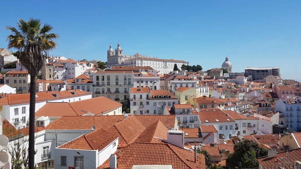 Postkartenblick auf das Dächermeer des alten historischen Stadtviertels Alfama