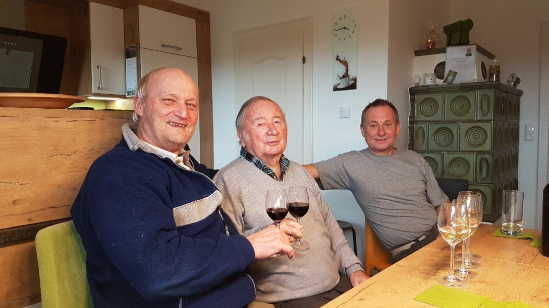 2019_03_05  Anstoßen mit einem guten Roten