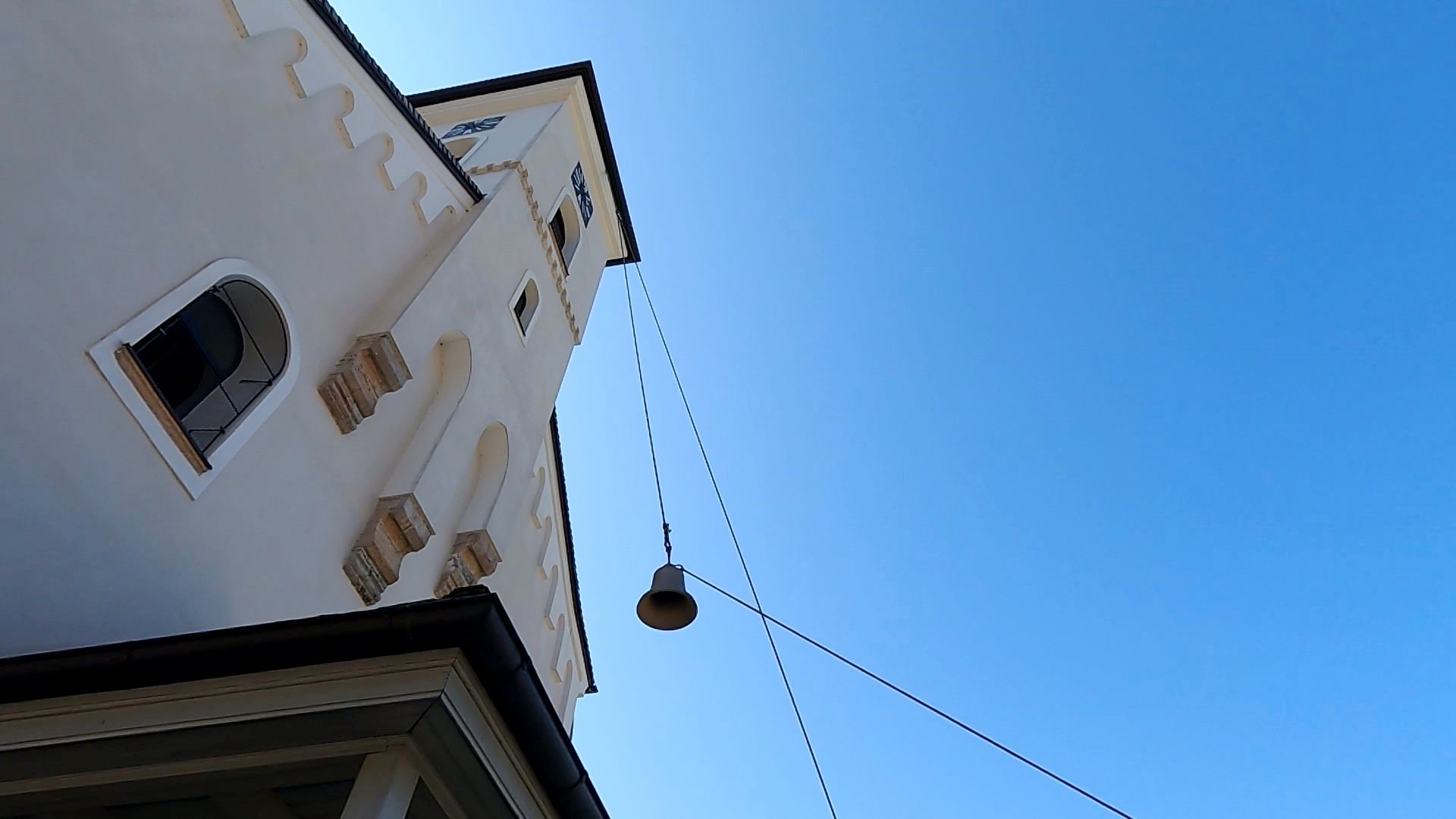 Die Marienglocke wird zum Glockenstuhl aufgezogen