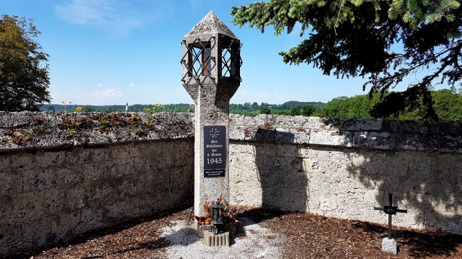 Die Friedhofsleuchte - 1951 gesegnet