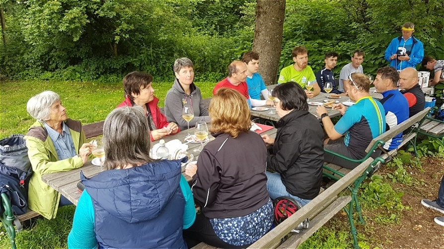 Herzhafte Jause mit Wein