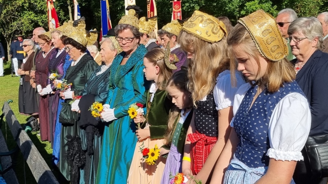 Goldhaubenmädchen und Frauen aus der Gemeinde Lengau