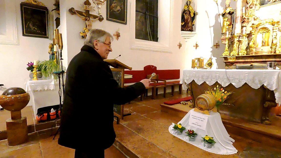 Der Pate besprengt das Fässchen Wein