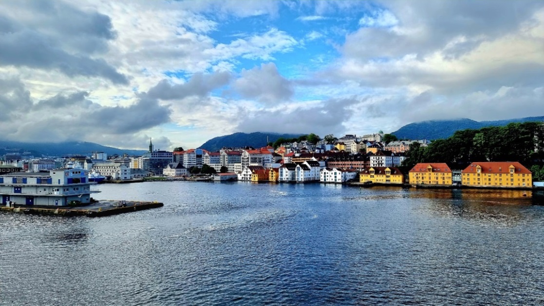 Mit einer jährlichen Niederschlagsmengen von durchschnittlich 2250 mm gilt Bergen als die niederschlagsreichste Stadt Norwegens ! Für uns lacht die Sonne !