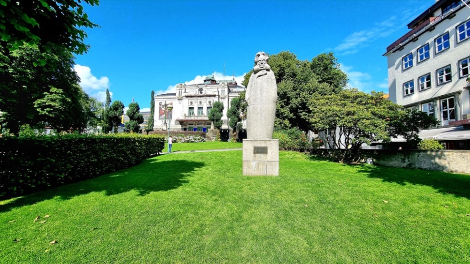 Das Theater. Davor eine Statue des Schriftstellers Henrik Ibsen