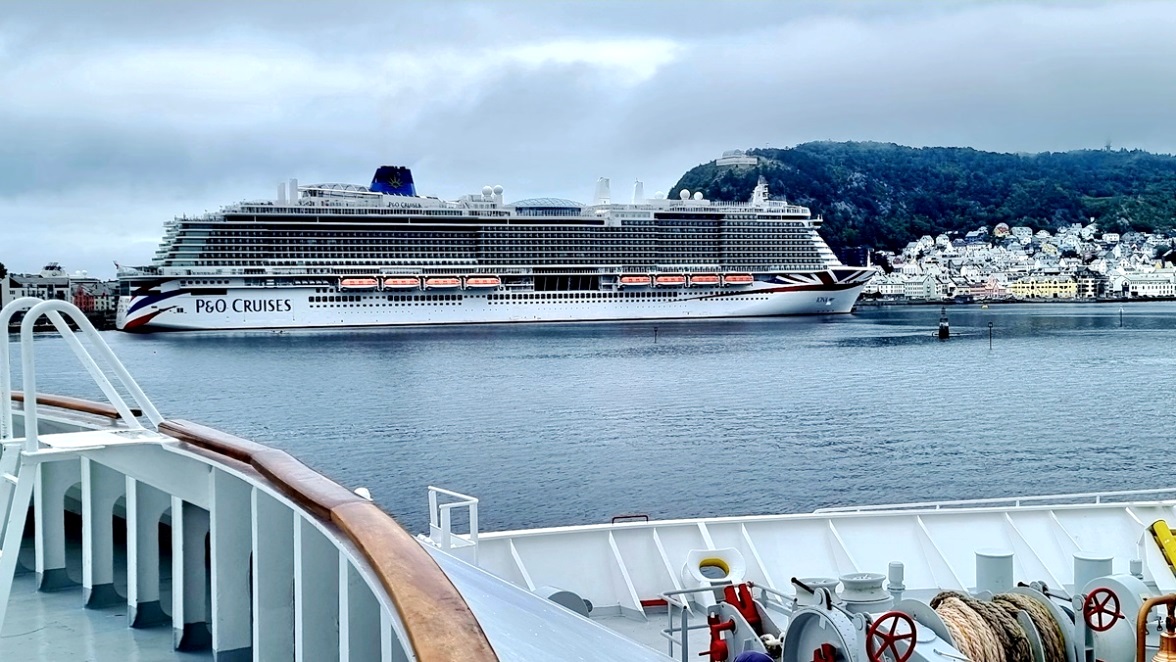 Uns gegenüber liegt ein "Seemonster" für 5.000 Personen