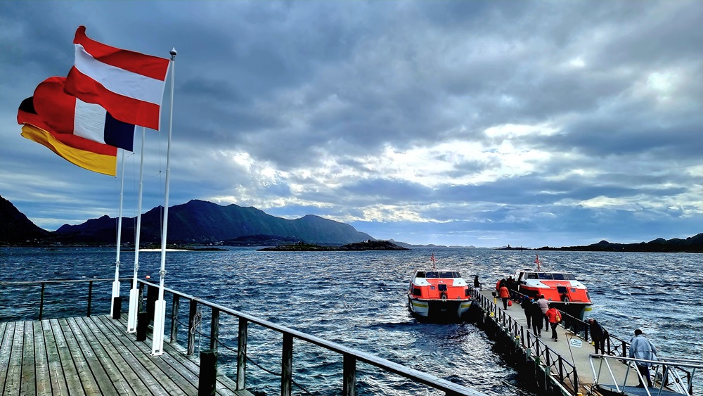 Mit Tenderbooten geht es an Land