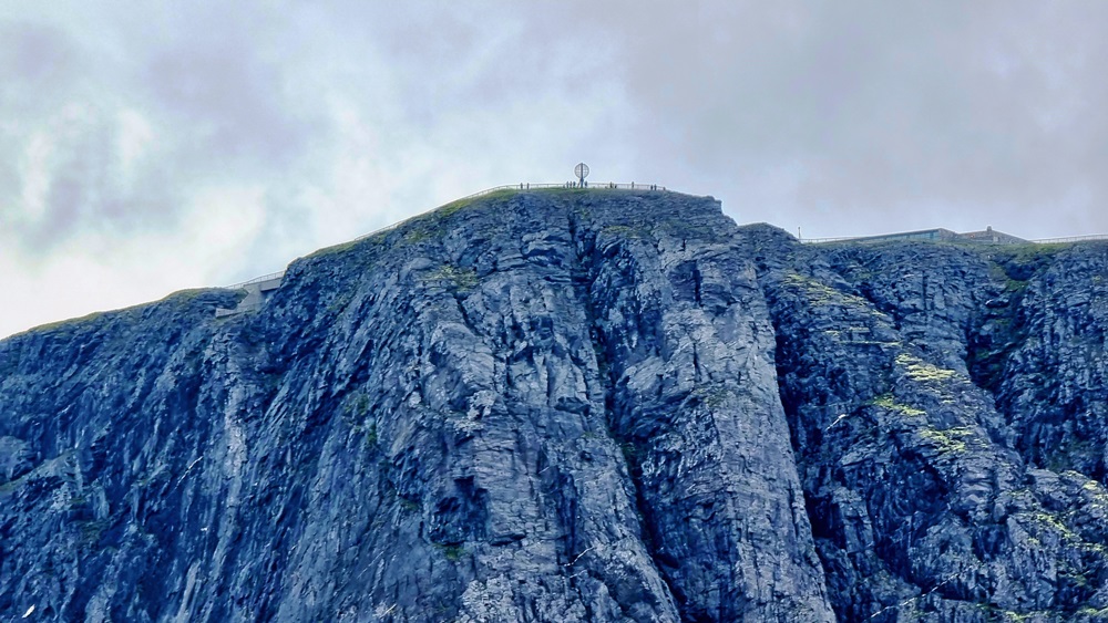 Steil ragt der Kapfelsen aus Schiefergestein aus dem Eismeer empor !