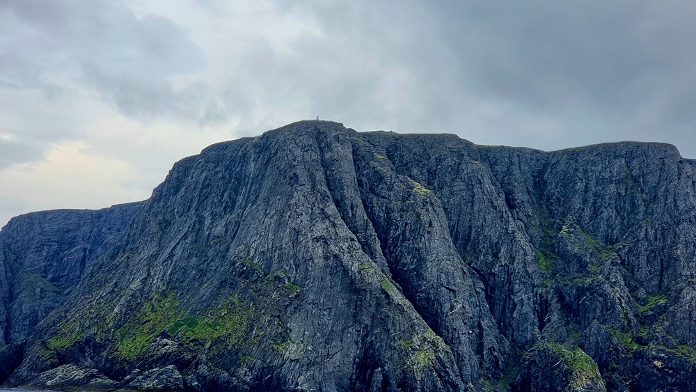 Das Nordkap ist ein ins Nordpolarmeer hineinragendes Kap an der Nordseite der norwegischen Insel Magerøya.