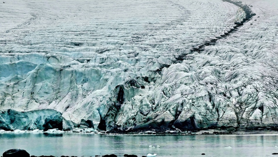 Das Eis transportiert Felsen und Schmutz