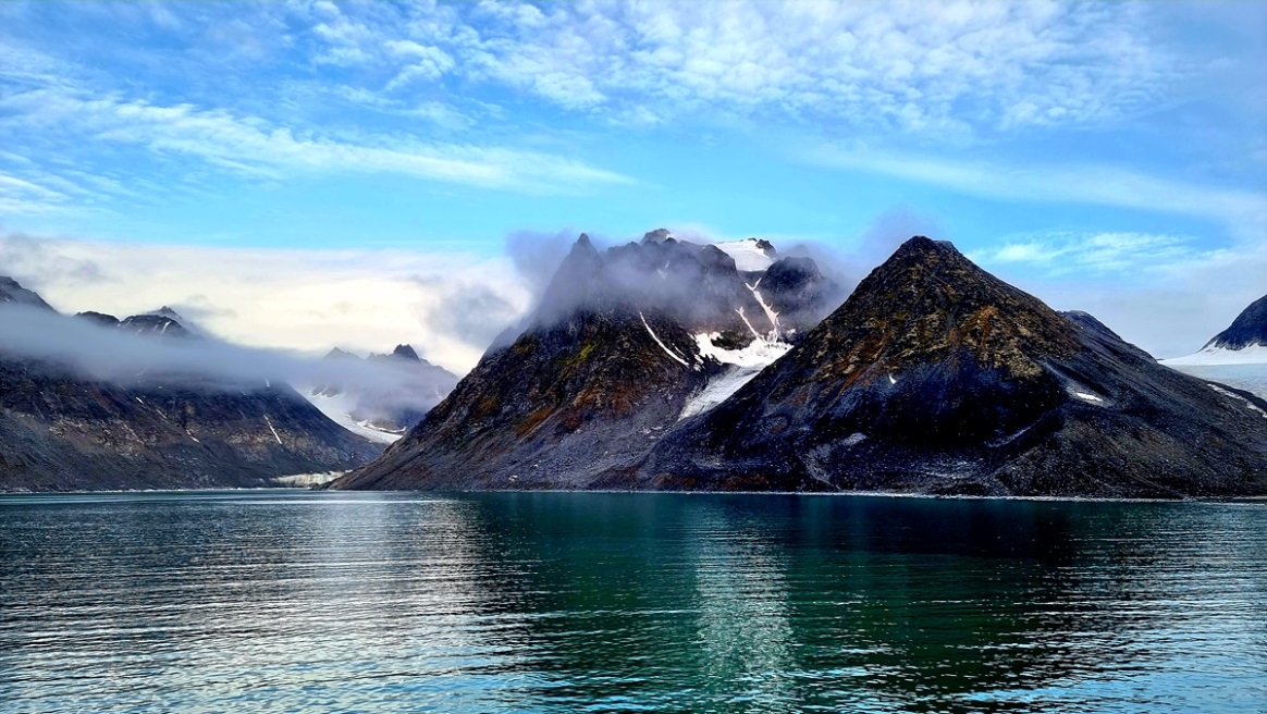 Langsam gleiten wir aus dem Fjord