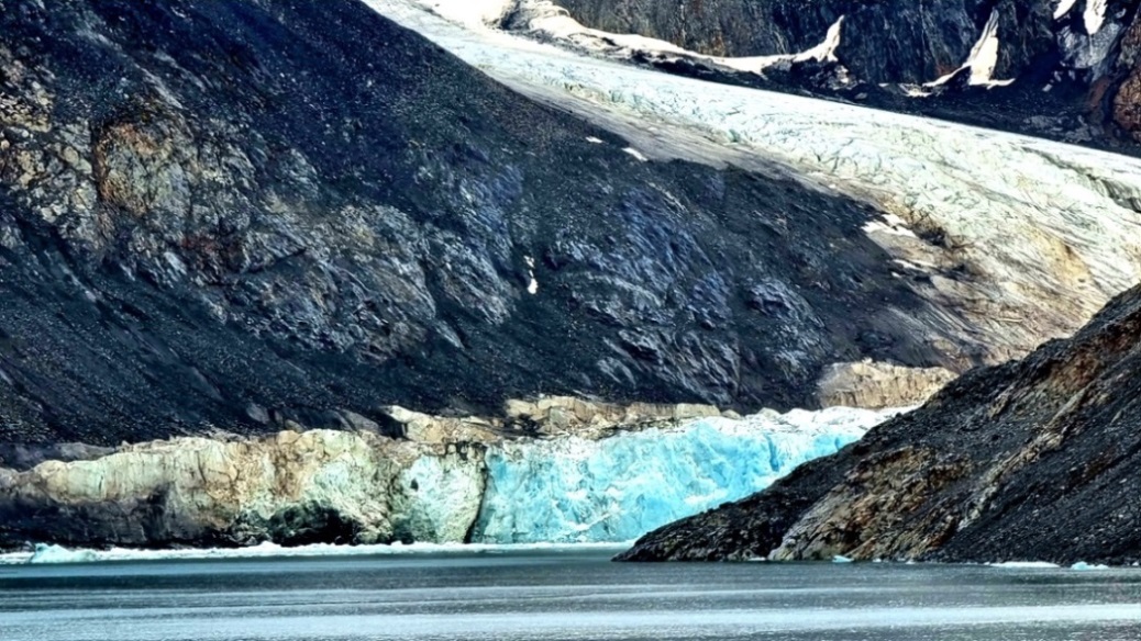 Altes, blau glänzendes Eis