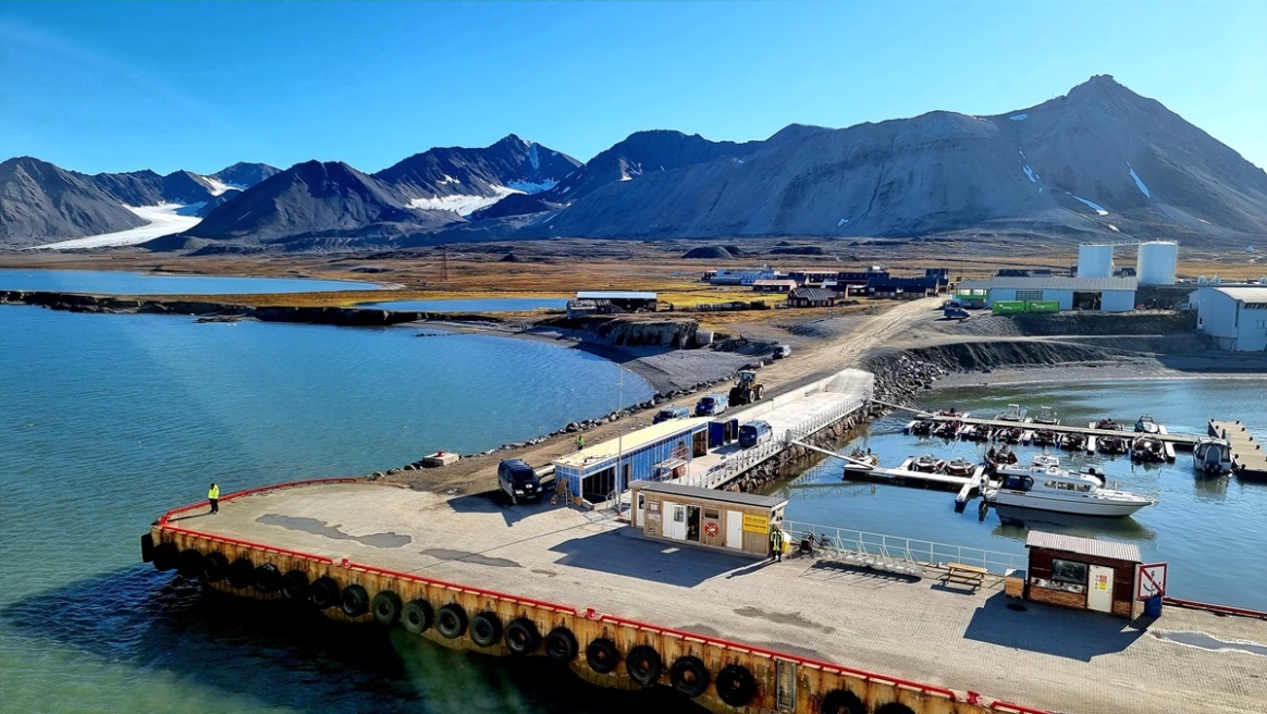 Im Hafen von Ny-Alesund