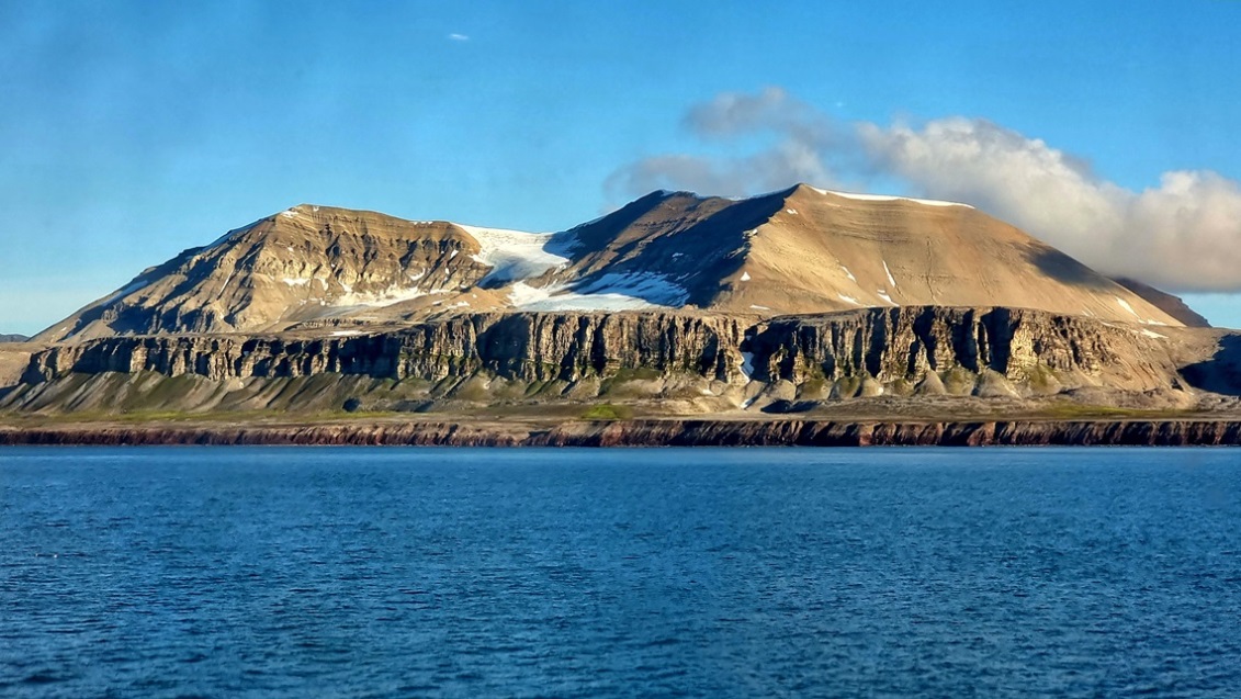 Imposante Plateauberge am Adventfjorden