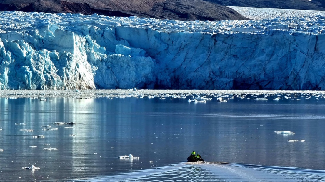 Mit dem Zodiak geht es nahe an die Gletscherkante heran. Vorsicht ist geboten !