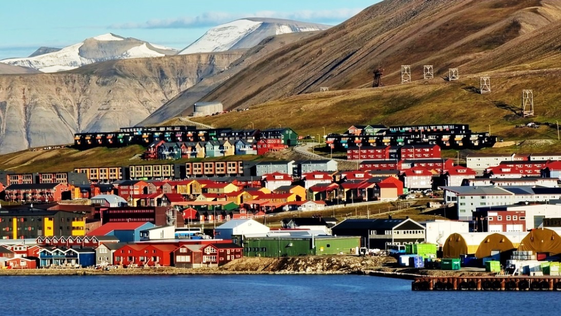 Sie ist Verwaltungszentrum der von Norwegen verwalteten Inselgruppe Spitzbergen