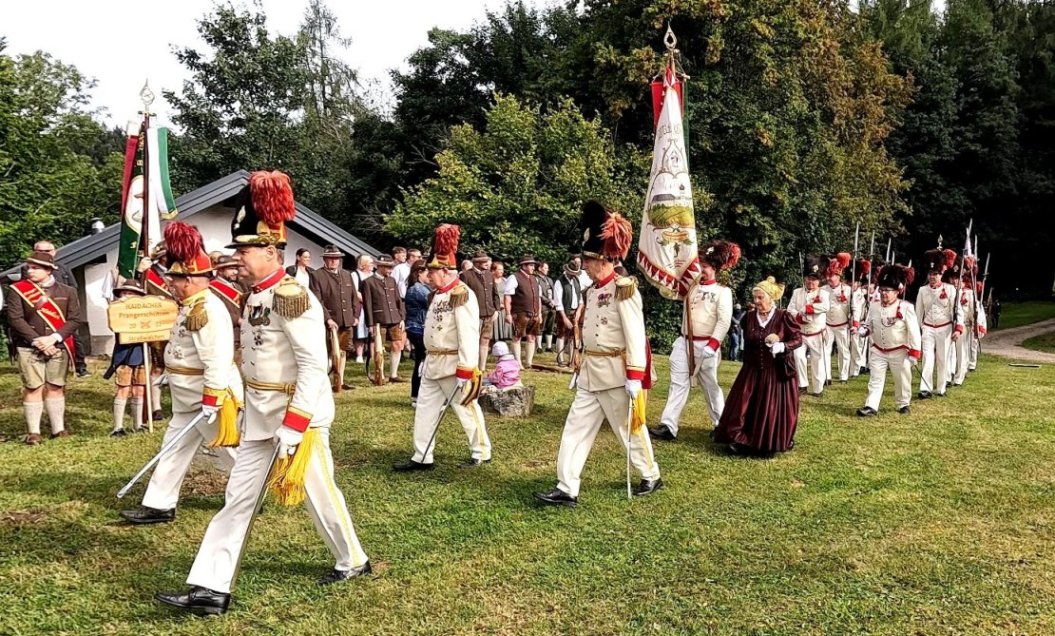 Bürgergarde Friedburg - Einmarsch auf dem Burgstall