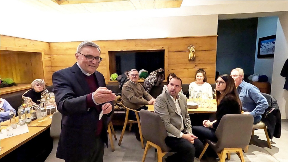 Der Weinpate hält eine kurze humorvolle Ansprache.....