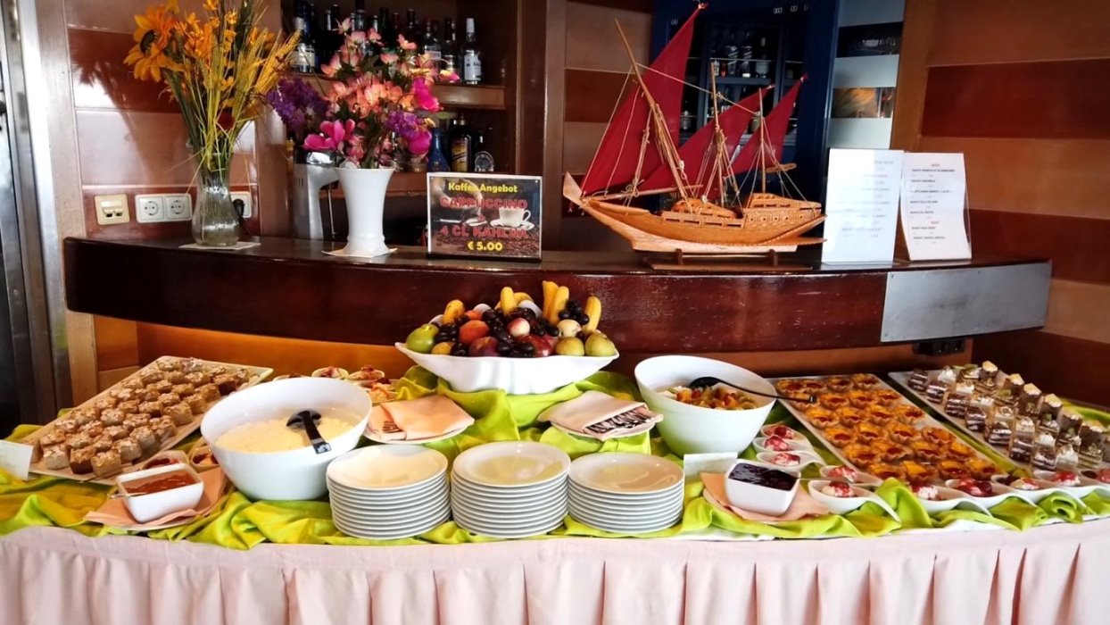 Gefällig arrangiert